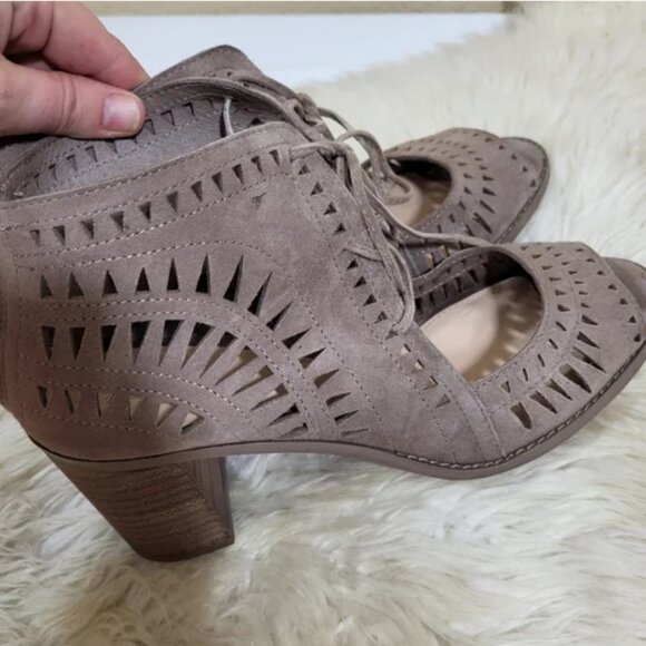 ❤️ Vince Camuto Tarita Suede Cut Out Suede Lace Up Peep Toe Booties - Picture 3 of 10